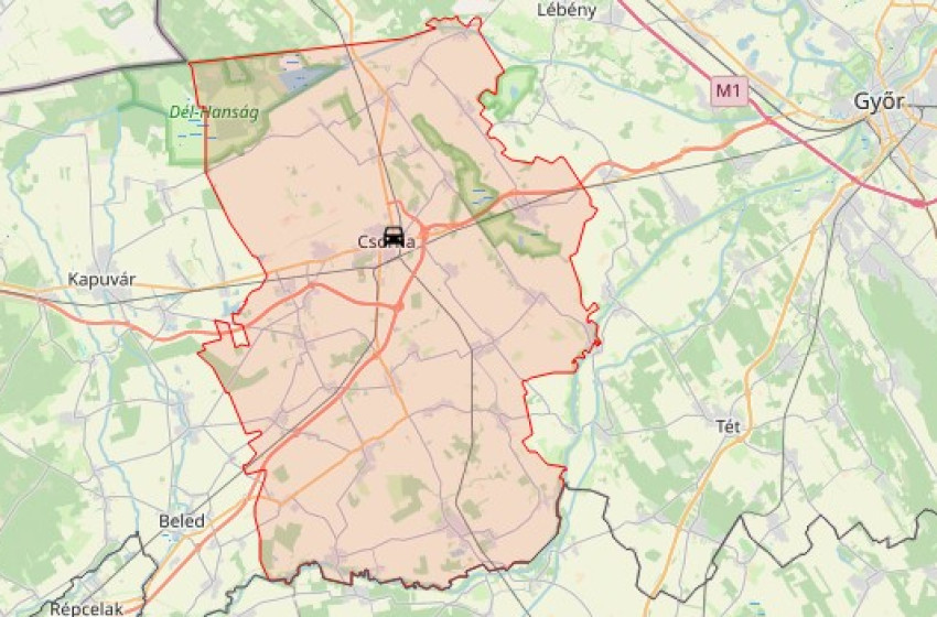 Motorkerékpár és autó ütközött Csornán